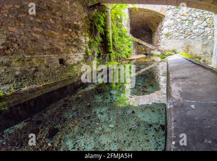 Gole del Nera (Narni, Italien) - die alte Eisenbahn, die in einen Radweg umgewandelt wurde, mit den eindrucksvollen Wahrzeichen des mittelalterlichen Dorfes Stifone, Umbrien Stockfoto