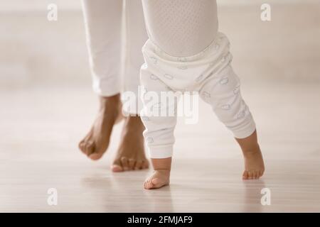 Nahaufnahme von Kleinkind Baby lernen Wandern Stockfoto