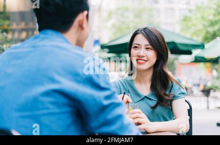 Junges asiatisches Paar, das im Café datieren kann Stockfoto