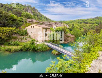 Gole del Nera (Narni, Italien) - die alte Eisenbahn, die in einen Radweg umgewandelt wurde, mit den eindrucksvollen Wahrzeichen des mittelalterlichen Dorfes Stifone, Umbrien Stockfoto