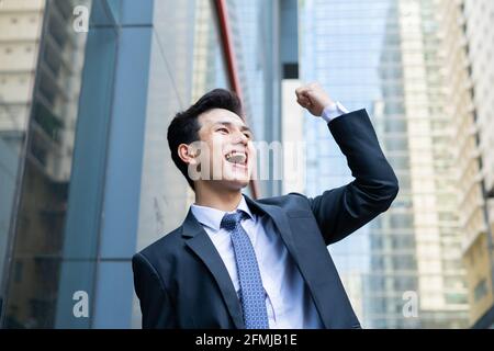 Porträt eines jungen asiatischen Geschäftsmannes vor dem Büro Stockfoto