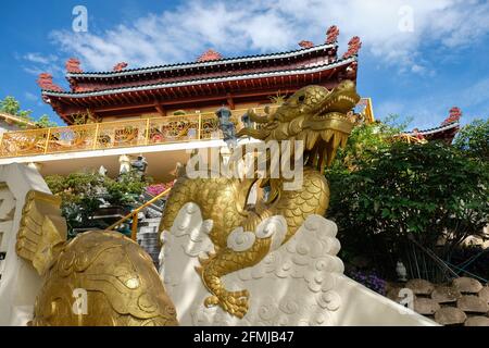 Ste Foy lès Lyon (Frankreich), 08. Mai 2021. Statue im Garten des buddhistischen Tempels. Stockfoto