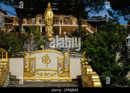 Ste Foy lès Lyon (Frankreich), 08. Mai 2021. Statue im Garten des buddhistischen Tempels. Stockfoto