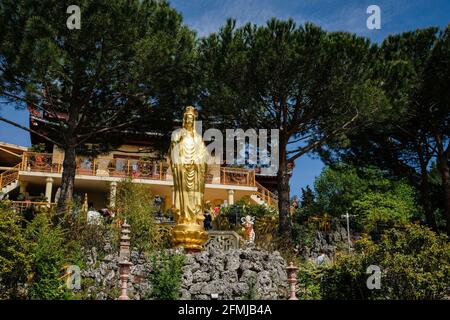 Ste Foy lès Lyon (Frankreich), 08. Mai 2021. Statue im Garten des buddhistischen Tempels. Stockfoto