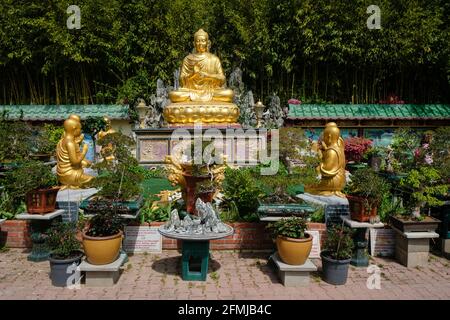 Ste Foy lès Lyon (Frankreich), 08. Mai 2021. Statue im Garten des buddhistischen Tempels. Stockfoto