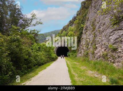 Gole del Nera (Narni, Italien) - die alte Eisenbahn, die in einen Radweg umgewandelt wurde, mit den eindrucksvollen Wahrzeichen des mittelalterlichen Dorfes Stifone, Umbrien Stockfoto