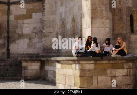 Regensburg Innenstadt oder City mit jungen Menschen die vor dem Sachg Stockfoto