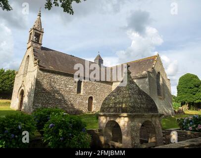 Brunnen und Kapelle Ste Anne, Buléon, Morbihan, Bretagne, Frankreich. Stockfoto