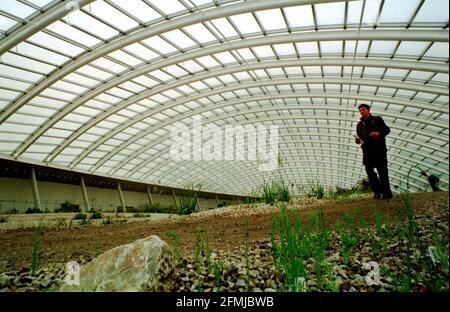 DER NATIONALE BOTANISCHE GARTEN VON WALES, DER MORGEN FÜR DIE ÖFFENTLICHKEIT GEÖFFNET WIRD. BILD IN DER NORMANNISCHEN FOSTER DESIGNEDas Great Glasshouse im National Botanic Garden of Wales das 43.3 Millionen Projekt von Sir Norman Fosrer, dem ersten seit 200 Jahren in Großbritannien erschaffenen nationalen botanischen Garten, wird morgen zum ersten Mal der Öffentlichkeit zugänglich gemacht. Es hat ein Team von rund 500 Mitarbeitern fast drei Jahre gedauert, um es an einem Standort in der Nähe von Llanarthne, Carmarthenshire, im Südwesten von Wales, zu bauen. Das Herzstück ist das Great Glasshouse, das über eine gekippte Kuppel verfügt und eine mediterrane Landschaft beherbergt Stockfoto