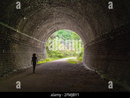 Gole del Nera (Narni, Italien) - die alte Eisenbahn, die in einen Radweg umgewandelt wurde, mit den eindrucksvollen Wahrzeichen des mittelalterlichen Dorfes Stifone, Umbrien Stockfoto