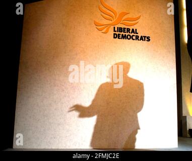 LIB DEM CONFERENCE - BOURNEMOUTH DER SCHATTEN EINES DER UNTERZEICHNER DER KONFERENZ, DER DIE GEBÄRDENSPRACHE FÜR DIE BENEFFIT VON DELEGIERTEN MIT HÖRBEHINDERUNGEN ZUR VERFÜGUNG STELLT. BILD: JOHN VOOS 26.9.01 Stockfoto