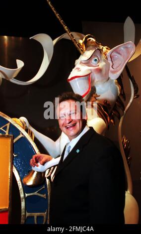 PY GERBEAU DOMCHEF JULI 2000 VOR EINER GERALD SCARFE-SKULPTUR EINES ALTERNATIVEN BRITISCHEN WAPPENS, DER INCORPERATING DER KÖNIGIN UND TONY BLAIR. GERBEAU STARTETE DIE NEUE SOMMER-WERBEKAMPAGNE: „YOU'VE HAT EINEN EIGENEN KOPF, NUTZEN SIE SIE IM DOME. Stockfoto