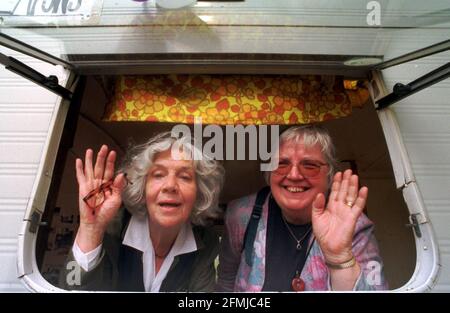 Die Frauen von Greenham Common ziehen nach 19 Jahren endlich weg. Die beiden verbleibenden Frauen, L-R: Sarah Hipper und Jean Hutchinson in der Karawane, die ihr Zuhause war. Stockfoto