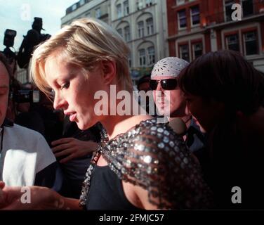 KATE MOSS-MODEL BEI DER ANKUNFT IM GIELGUD-THEATER AM 2000. AUGUST FÜR EINE VORSCHAU AUF DEN ABSOLVENTEN MIT JERRY HALL Stockfoto