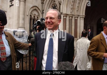 Derek Turner, Vertreter des Bürgermeisters Livingstone, von Transport for London, verlässt heute Mittwoch, den 31. Juli 2002, das High Court in London, nachdem er das Verfahren gegen den Westminster Council wegen der Staugebühren im Zentrum Londons gewonnen hatte. 31. Juli 2002 Foto Andy Paradise Stockfoto