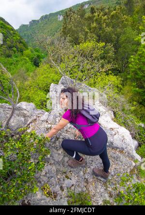 Gole del Nera (Narni, Italien) - die alte Eisenbahn, die in einen Radweg umgewandelt wurde, mit den eindrucksvollen Wahrzeichen des mittelalterlichen Dorfes Stifone, Umbrien Stockfoto