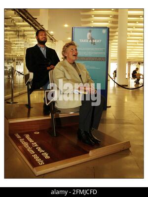 Dame Vivien Duffield, Co-Vorsitzende des Kampagnenkomitees und Martin Baron 6'7' Tall vom Tall Peoples Club Testen Sie die geplanten, neu renovierten Sitze für das Auditorium der Royal Festival Hall. Mitglieder der Öffentlichkeit können bereits ab 100 Jahren an der Restaurierung der Royal Festival Hall mitwirken, sie können sich 10 Jahre lang eine Gedenktafel an einem Sitz anbringen lassen. Bild David Sandison 13/10/2004 Stockfoto