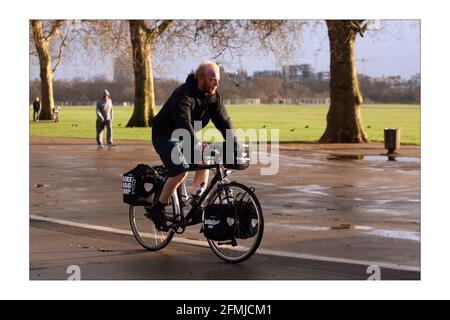 James Bowthorpe fährt mit seinem Fahrrad um die Welt für wohltätige Zwecke „Whats Driving Parkinson“, interviewt von Simon Usborne, Foto von David Sandison The Independent Stockfoto