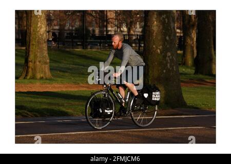 James Bowthorpe fährt mit seinem Fahrrad um die Welt für wohltätige Zwecke „Whats Driving Parkinson“, interviewt von Simon Usborne, Foto von David Sandison The Independent Stockfoto