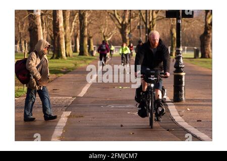 James Bowthorpe fährt mit seinem Fahrrad um die Welt für wohltätige Zwecke „Whats Driving Parkinson“, interviewt von Simon Usborne, Foto von David Sandison The Independent Stockfoto