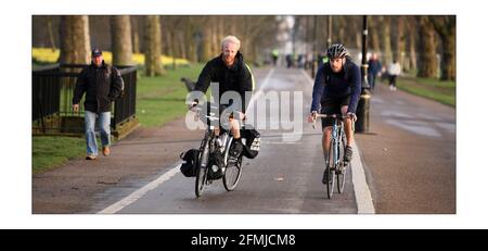 James Bowthorpe fährt mit seinem Fahrrad um die Welt für wohltätige Zwecke „Whats Driving Parkinson“, interviewt von Simon Usborne, Foto von David Sandison The Independent Stockfoto