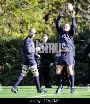 England Rugby Team Training im Penny Hill Park für ihr Spiel mit Australien. Steve Thompson und Steve Borthwick. 4/11/09. BILD DAVID ASHDOWN Stockfoto