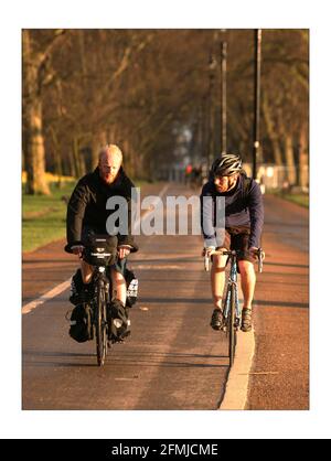 James Bowthorpe fährt mit seinem Fahrrad um die Welt für wohltätige Zwecke „Whats Driving Parkinson“, interviewt von Simon Usborne, Foto von David Sandison The Independent Stockfoto