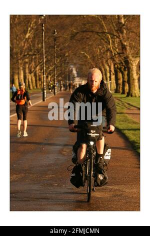 James Bowthorpe fährt mit seinem Fahrrad um die Welt für wohltätige Zwecke „Whats Driving Parkinson“, interviewt von Simon Usborne, Foto von David Sandison The Independent Stockfoto