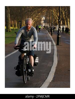 James Bowthorpe fährt mit seinem Fahrrad um die Welt für wohltätige Zwecke „Whats Driving Parkinson“, interviewt von Simon Usborne, Foto von David Sandison The Independent Stockfoto