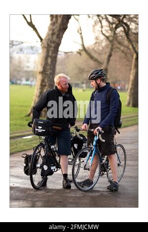 James Bowthorpe fährt mit seinem Fahrrad um die Welt für wohltätige Zwecke „Whats Driving Parkinson“, interviewt von Simon Usborne, Foto von David Sandison The Independent Stockfoto