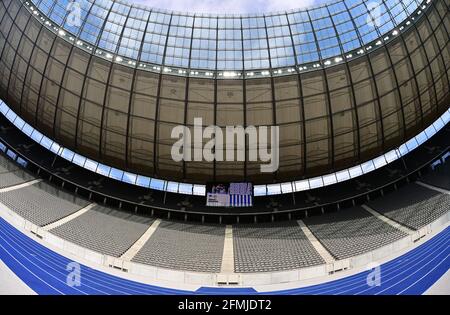 Berlin, Deutschland. Mai 2021. Fußball, Bundesliga, Matchday 32 im Olympiastadion. Hertha BSC - Arminia Bielefeld. Die leeren Sitze in der Ostkurve unter der Anzeigetafel und dem Stadiondach. Kredit: Soeren Sache/dpa-Zentralbild/dpa - WICHTIGER HINWEIS: Gemäß den Bestimmungen der DFL Deutsche Fußball Liga und/oder des DFB Deutscher Fußball-Bund ist es untersagt, im Stadion und/oder vom Spiel aufgenommene Fotos in Form von Sequenzbildern und/oder videoähnlichen Fotoserien zu verwenden oder zu verwenden./dpa/Alamy Live News Stockfoto