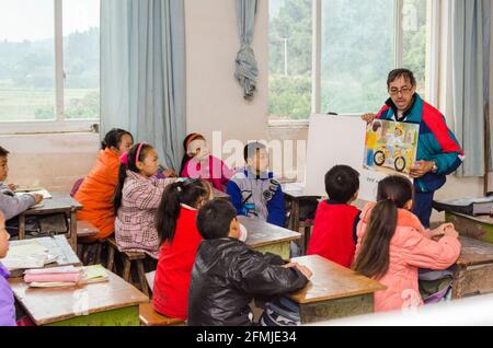 Diese ländliche Schule wurde während des Erdbebens in Sichuan im Jahr 2008 zerstört. Meine Schule, YCIS, hat Geld gesammelt, um beim Wiederaufbau der Schule zu helfen. Stockfoto