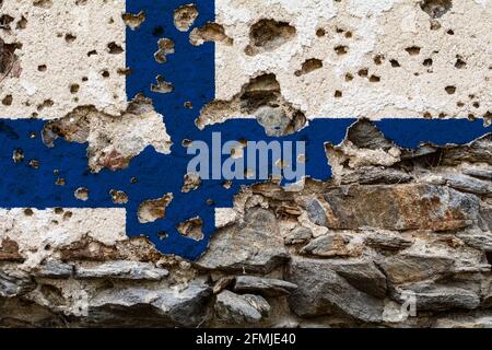 Konzept der politischen Situation in Finnland mit einer beschädigten, lackierten Flagge auf einer rissigen Wand mit Löchern. 3D-Illustration. 3D-Rendering Stockfoto