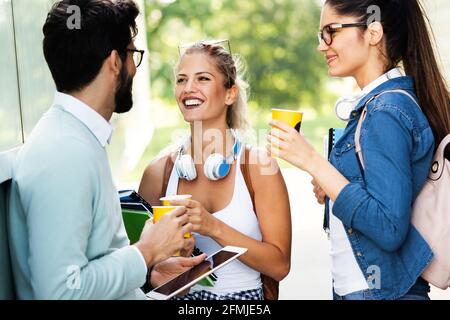 Eine Gruppe glücklicher Studenten, die zusammen studieren und im Freien Spaß haben Stockfoto