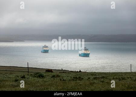 Bullins Bay, Old Head of Kinsale, Cork, Irland. April 2021. Die in Dänemark registrierten Offshore-Versorgungsschiffe Maersk Mariner und Maersk Maker liegen vor dem Anker der Bullins Bay in der Nähe des Old Head of Kinsale, Co. Cork. Die Schlepper werden als Versorgungsschiffe für den Betrieb der Verstopfung und Stilllegung des Kinsale-Gasfeldes vor der Küste eingesetzt. - Credit David Creedon / Alamy Live News Stockfoto
