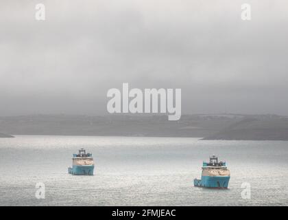 Bullins Bay, Old Head of Kinsale, Cork, Irland. April 2021. Die in Dänemark registrierten Offshore-Versorgungsschiffe Maersk Mariner und Maersk Maker liegen vor dem Anker der Bullins Bay in der Nähe des Old Head of Kinsale, Co. Cork. Die Schlepper werden als Versorgungsschiffe für den Betrieb der Verstopfung und Stilllegung des Kinsale-Gasfeldes vor der Küste eingesetzt. - Credit David Creedon / Alamy Live News Stockfoto