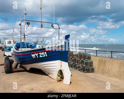 Flora Jane ein kleines Fischerboot WY251 mit Sein Auftaktanhänger auf der Redcar Esplanade Stockfoto
