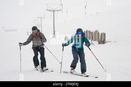 Backcountry-Skifahrer auf Pisten im Skizentrum in der Nähe von Aviemore nach schweren Schneefällen über Nacht im Cairngorms National Park, Schottland, Großbritannien Stockfoto