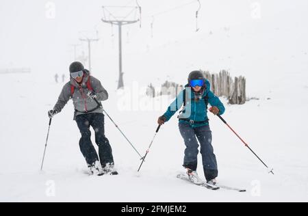 Backcountry-Skifahrer auf Pisten im Skizentrum in der Nähe von Aviemore nach schweren Schneefällen über Nacht im Cairngorms National Park, Schottland, Großbritannien Stockfoto