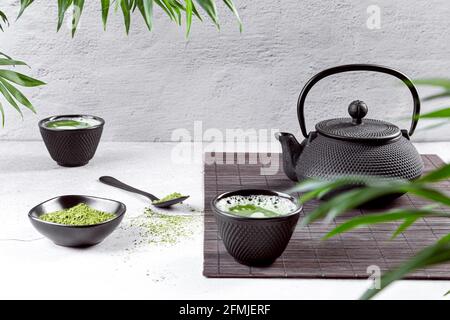 Matcha-Teepulver und Tee-Accessoires auf hellem Hintergrund. Teezeremonie. Traditionelles japanisches Getränk. Stockfoto