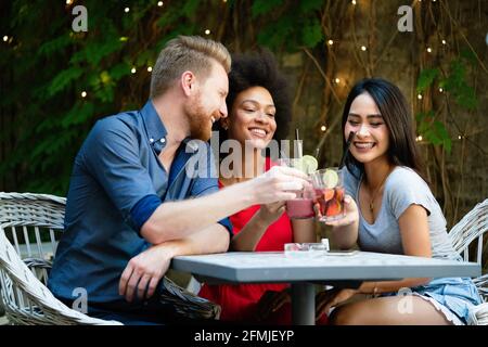 Multirassische Gruppe von Freunden, die Spaß haben und im Restaurant reden Stockfoto