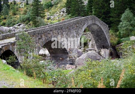 Die Haderlisbrucke, Bogensteinbrücke von 1649 über den Reuss, in der Schollenen-Schlucht bei Goschenen, Schweiz Stockfoto