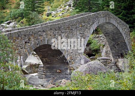 Die Haderlisbrucke, Bogensteinbrücke von 1649 über den Reuss, in der Schollenen-Schlucht bei Goschenen, Schweiz Stockfoto