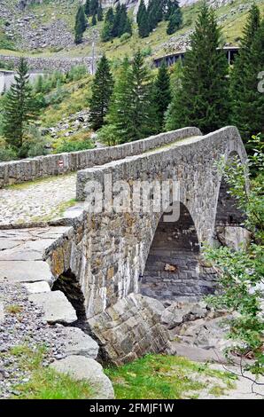 Die Haderlisbrucke, Bogensteinbrücke von 1649 über den Reuss, in der Schollenen-Schlucht bei Goschenen, Schweiz Stockfoto