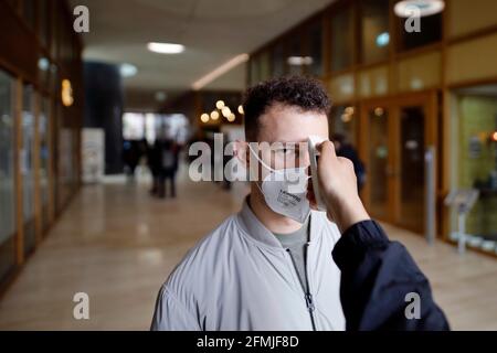 Köln, Deutschland. Mai 2021. In der Ehrenfeld-Ditib-Moschee können sich Kölner am Wochenende gegen das Coronavirus impfen lassen. Dosen des Impfstoffs sind von AstraZeneca und Johnson & Johnson erhältlich. Die Temperatur aller Burger wird am Eingang gemessen. Köln, 8. Mai 2021 Quelle: dpa/Alamy Live News Stockfoto