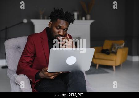 Schwarzer Mann Arbeitet Von Zu Hause Aus Mit Online-Gruppe Videokonferenz Auf Notebook Stockfoto