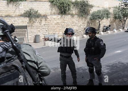 Jerusalem, Israel. Mai 2021. Israelische Sicherheitskräfte setzen sich beim Steinwurf in der Nähe des Eingangs zum Löentor der Altstadt von Jerusalem ein. Die Organisation des Roten Halbmonds meldete mehrere Verletzungen, von denen mindestens 50 nach den Kämpfen zwischen israelischen Sicherheitskräften und Demonstranten an der al-Aqsa-Moschee, die den Juden am Tempelberg und den Muslimen als das Edle Heiligtum bekannt ist, ins Krankenhaus geschickt wurden. Kredit: Ilia Yefimovich/dpa - ACHTUNG: Redaktionelle Verwendung nur und nur, wenn die oben erwähnte Gutschrift in full/dpa/Alamy Live News erwähnt wird Stockfoto