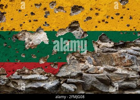 Konzept der politischen Situation in Litauen mit einer beschädigten, bemalten Flagge auf einer rissigen Wand mit Löchern. 3D-Illustration. 3D-Rendering Stockfoto