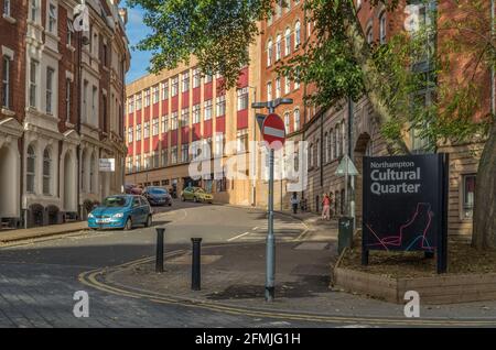 Straßenszene mit Schilder für das Kulturviertel, Guildhall Road, Northampton, Großbritannien Stockfoto