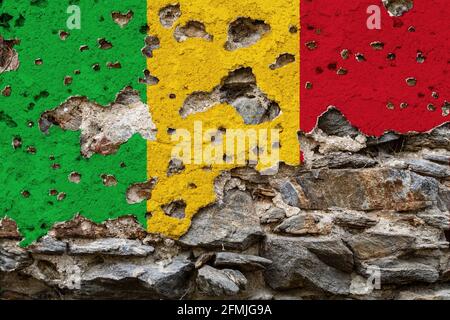 Konzept der politischen Situation in Mali mit einer beschädigten bemalten Flagge auf einer rissenen Wand mit Löchern. 3D-Illustration. 3D-Rendering Stockfoto